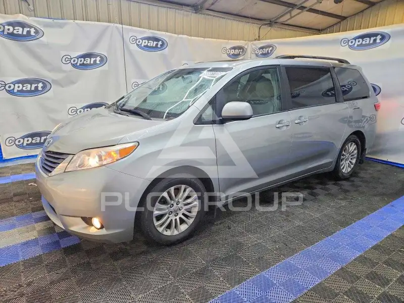 2015 Toyota SIENNA photo