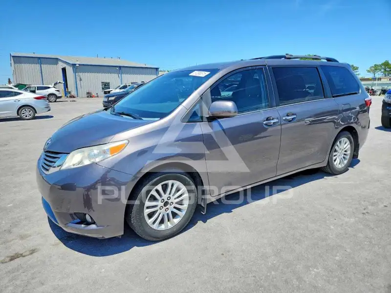 2015 Toyota SIENNA photo