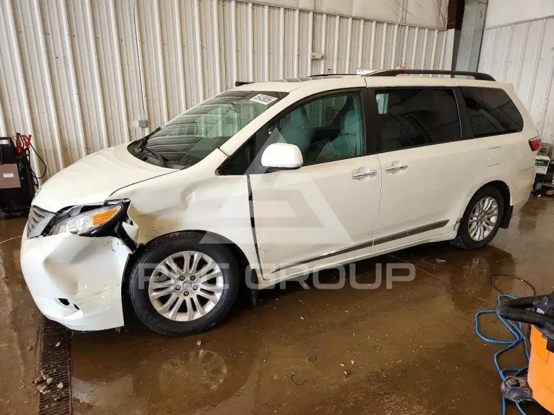 2015 Toyota SIENNA photo