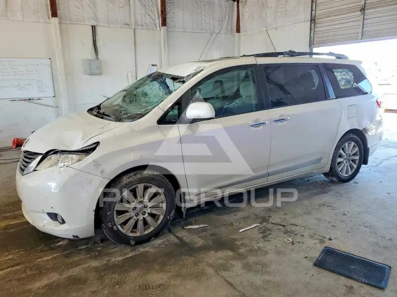 2015 Toyota SIENNA photo