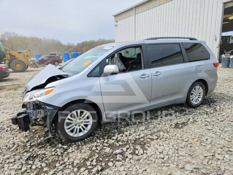 2015 Toyota SIENNA photo
