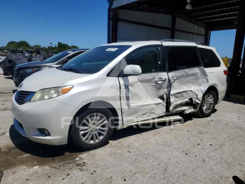2015 Toyota SIENNA photo