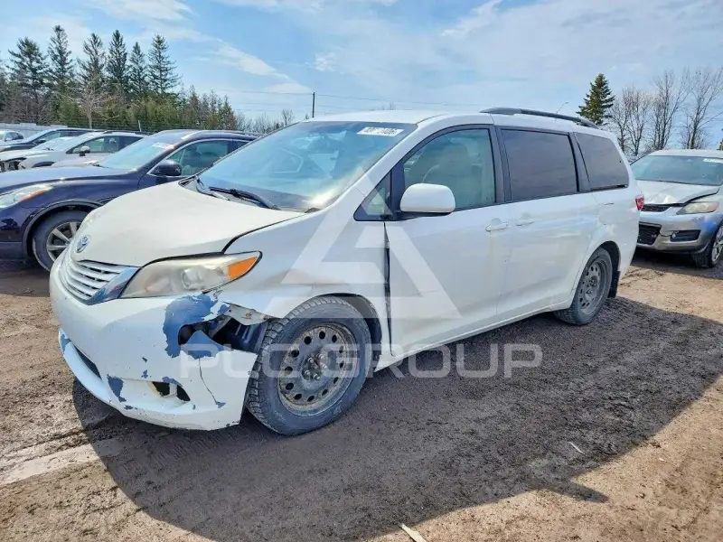 2015 Toyota SIENNA photo