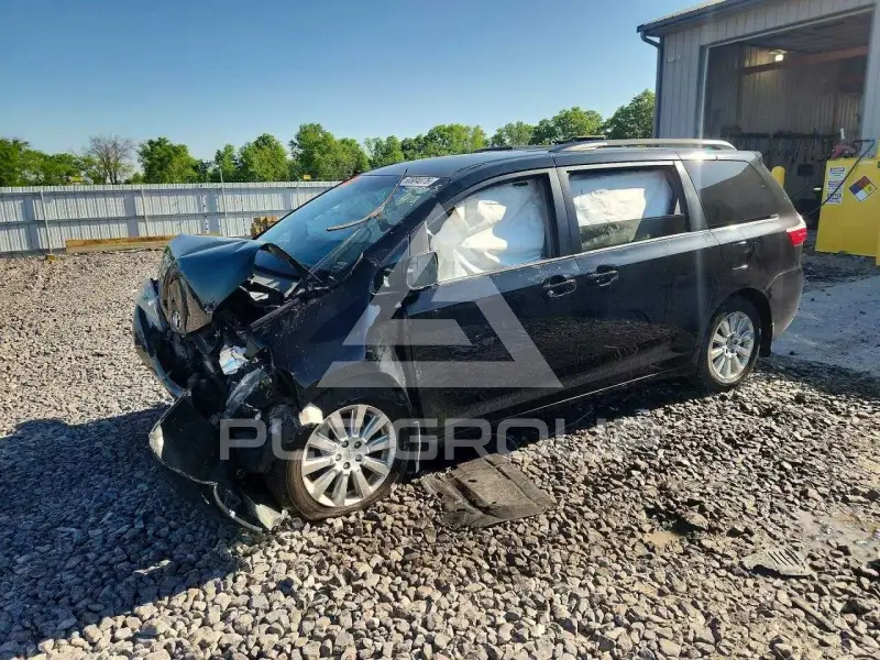 2015 Toyota SIENNA photo