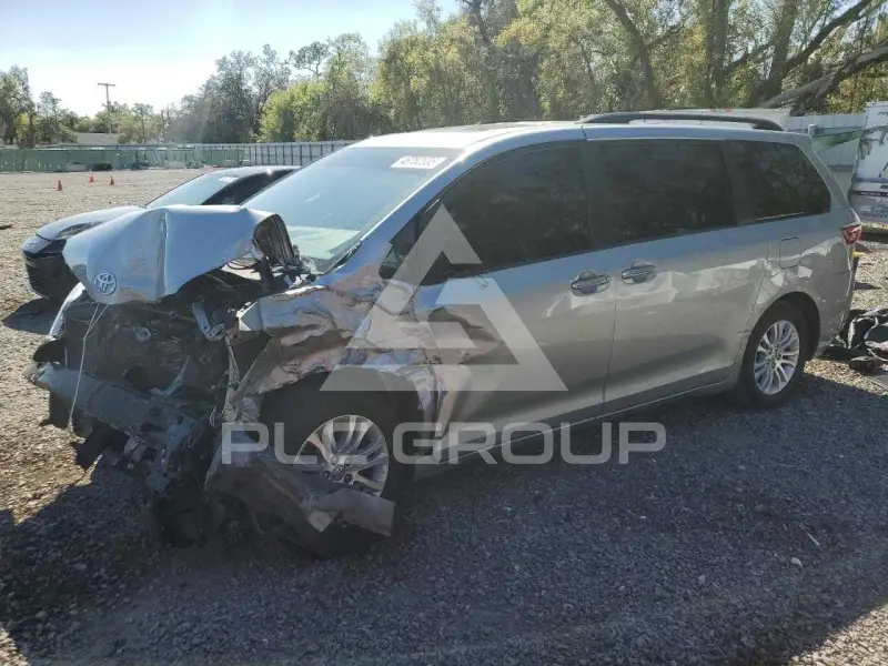 2015 Toyota SIENNA photo