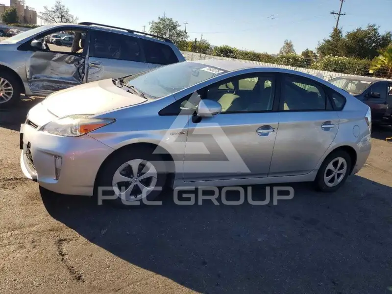 2015 Toyota PRIUS фото