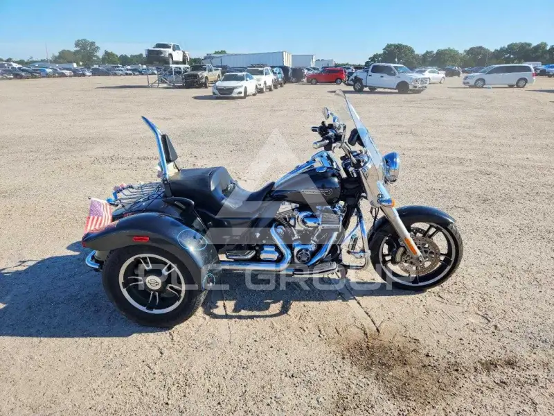 2016 Harley-Davidson FL photo
