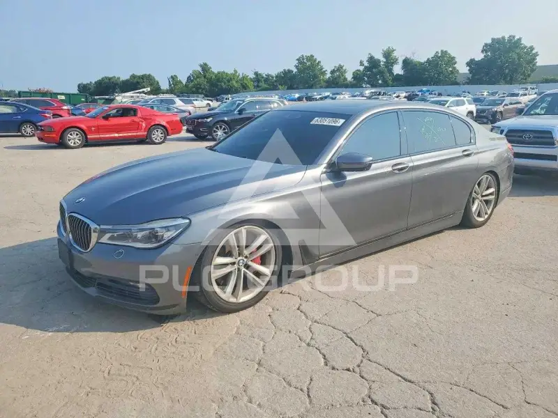 2016 BMW 750 фото