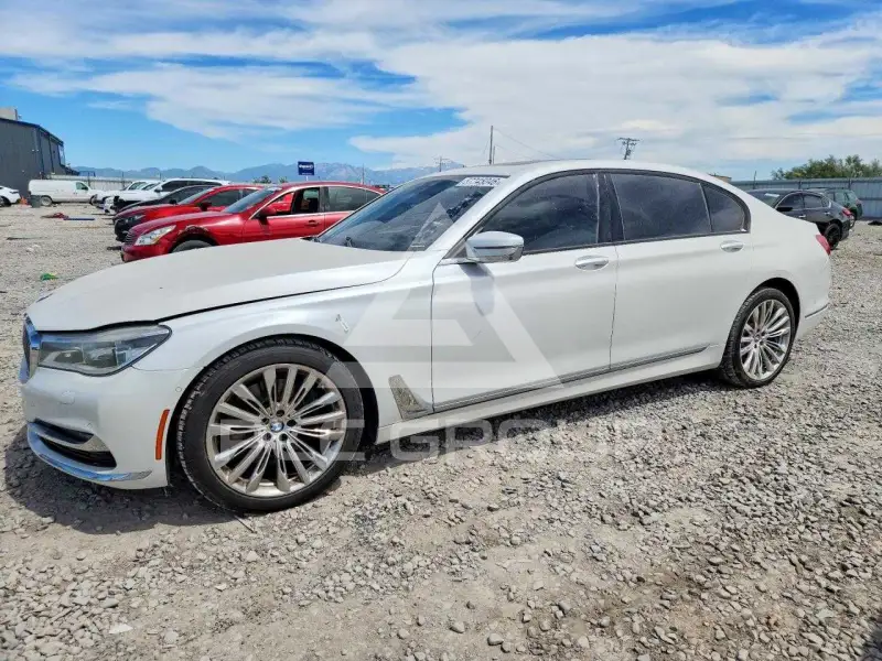 2016 BMW 750 фото