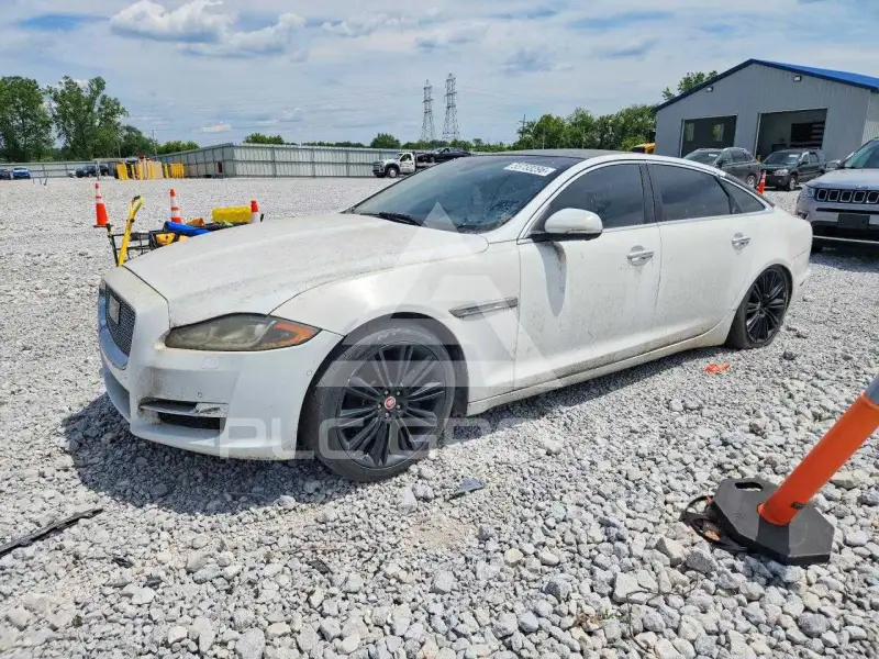 2016 Jaguar XJ photo