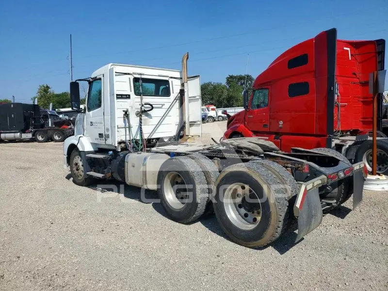 2016 Volvo VNL photo