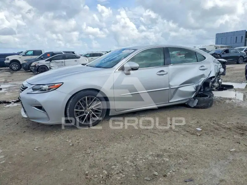 2016 Lexus ES350 photo