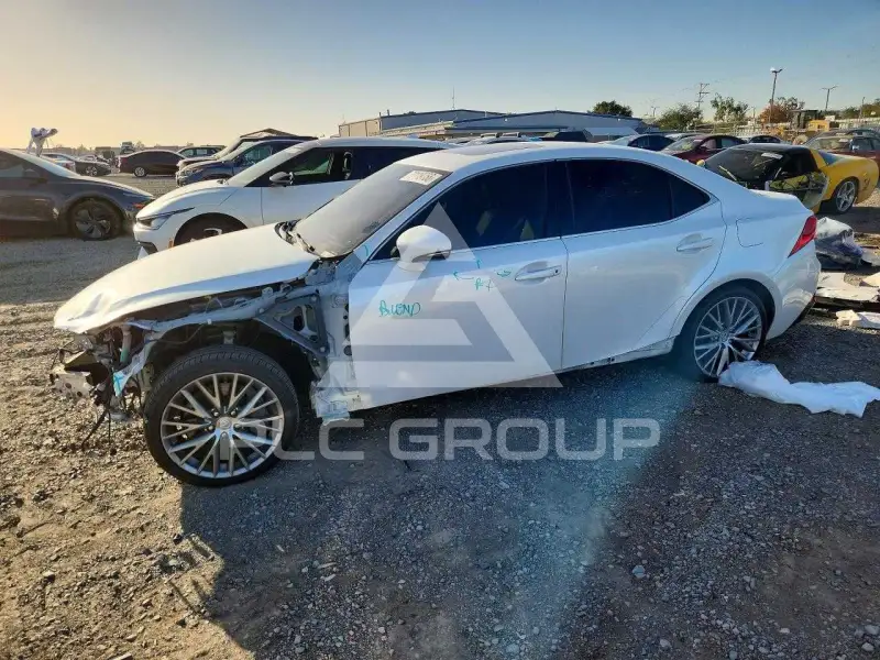 2016 Lexus IS photo