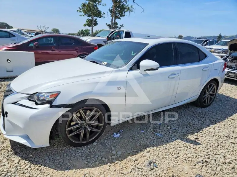 2016 Lexus IS photo