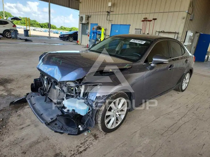 2016 Lexus IS photo