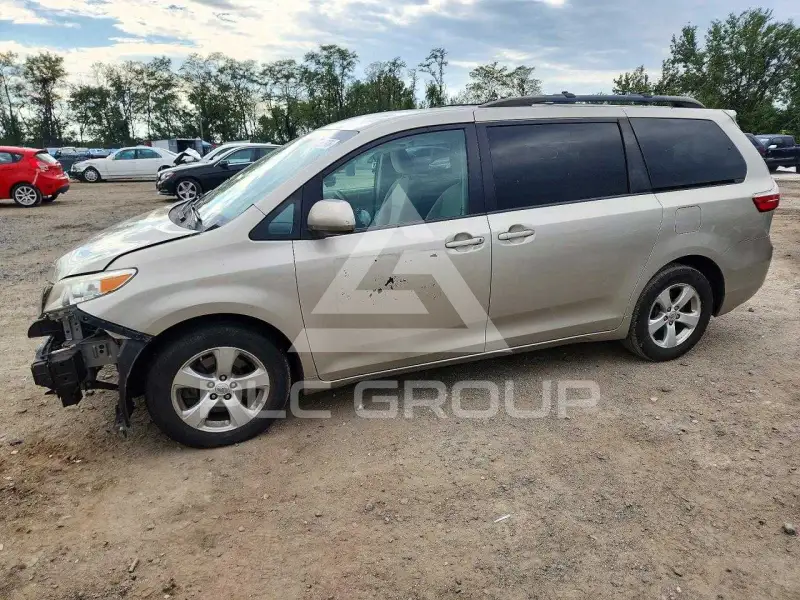 2016 Toyota SIENNA photo