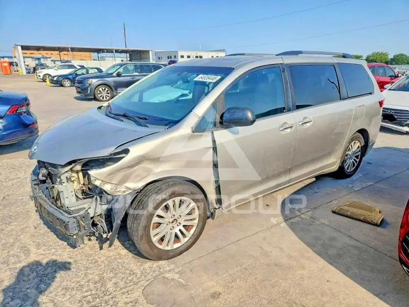 2016 Toyota SIENNA photo
