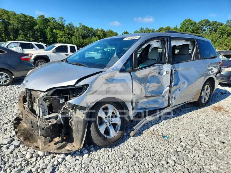 2016 Toyota SIENNA photo