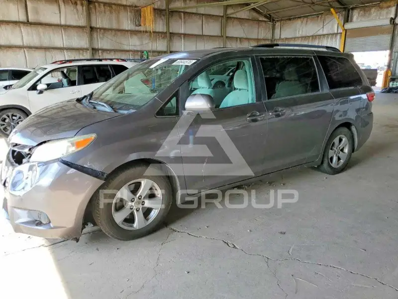 2016 Toyota SIENNA photo