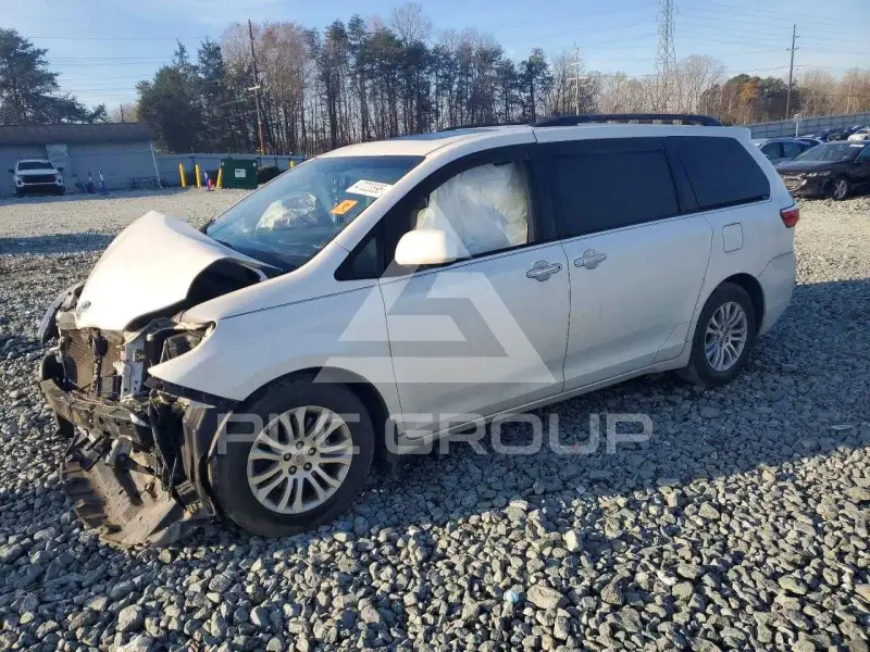 2016 Toyota SIENNA photo