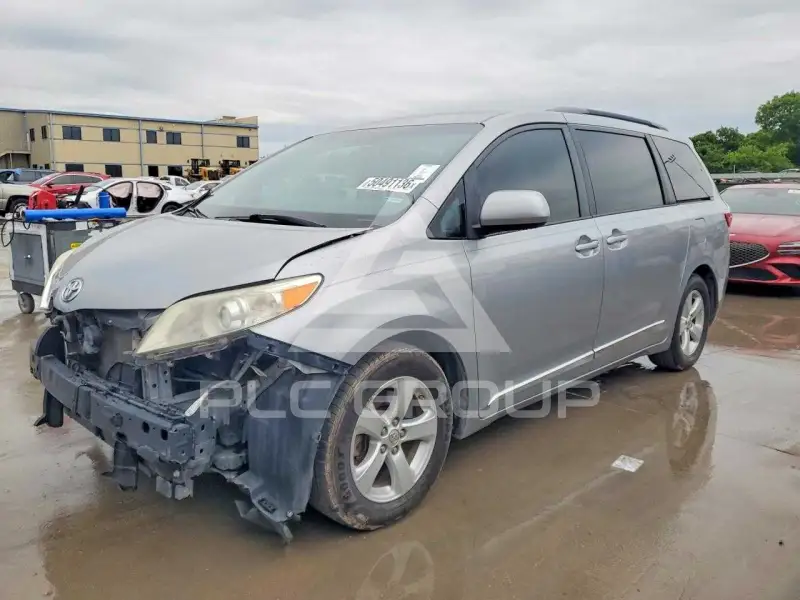 2016 Toyota SIENNA photo