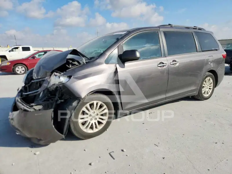 2016 Toyota SIENNA photo