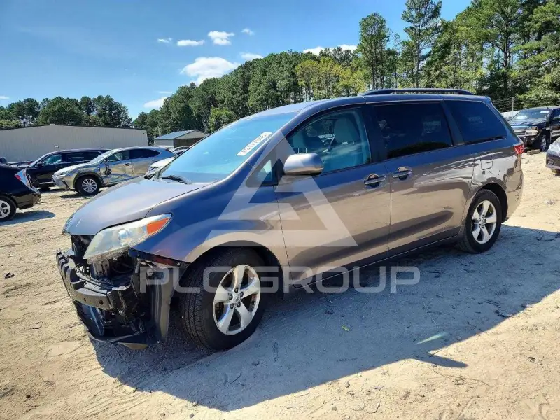 2016 Toyota SIENNA photo