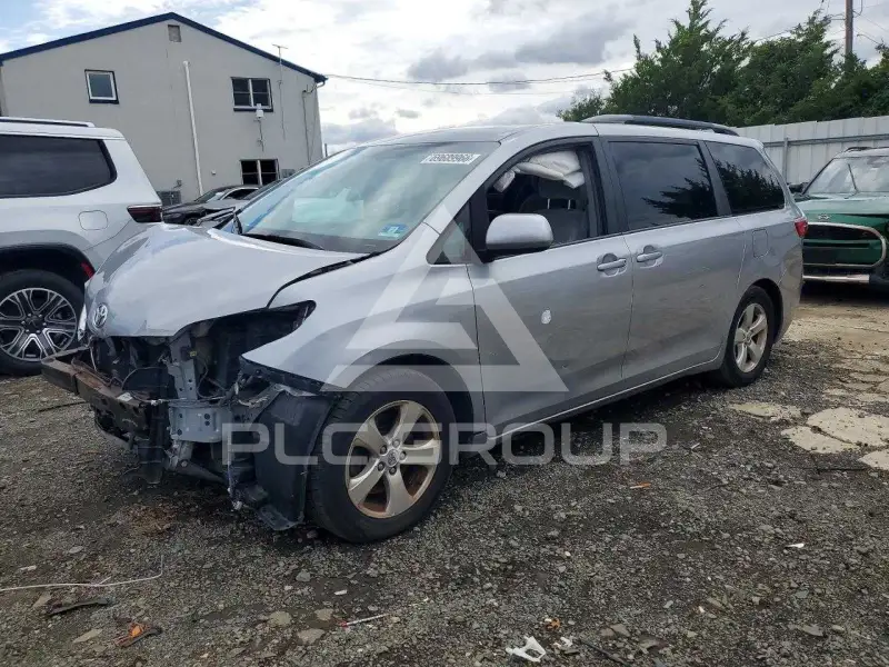 2016 Toyota SIENNA photo