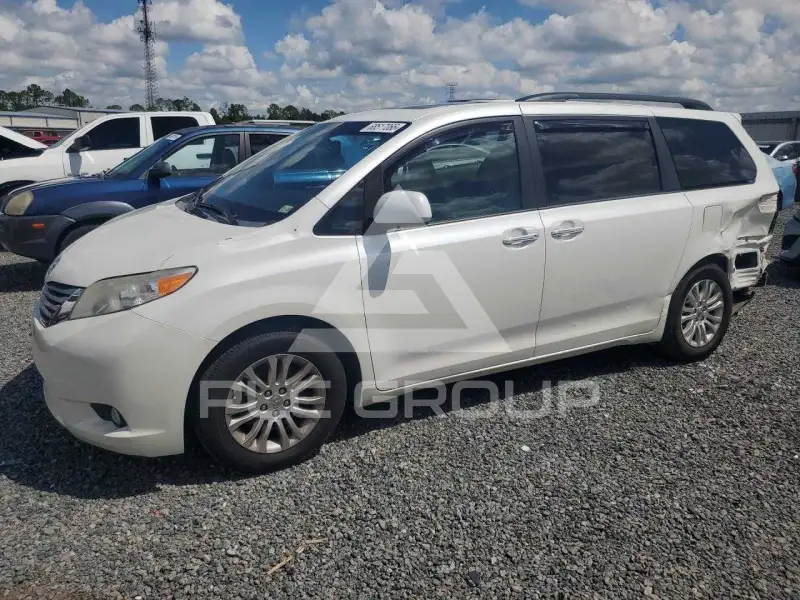 2016 Toyota SIENNA photo