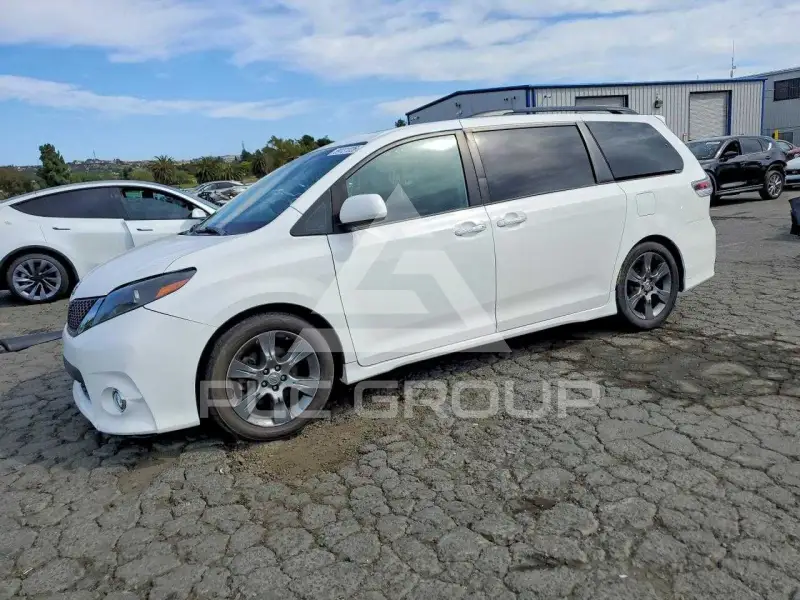 2016 Toyota SIENNA photo