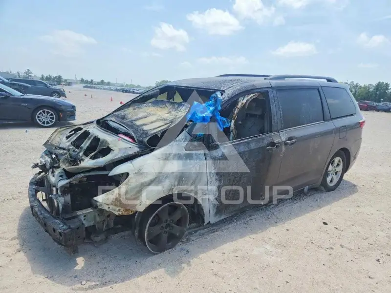 2016 Toyota SIENNA photo