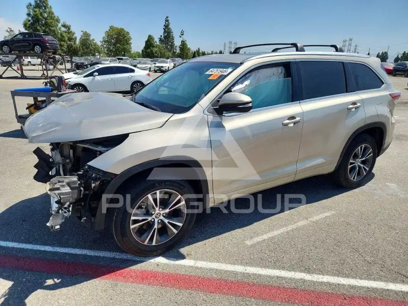 2016 Toyota Highlander photo