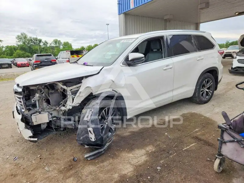 2016 Toyota Highlander photo