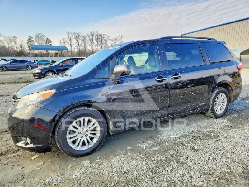 2016 Toyota SIENNA photo