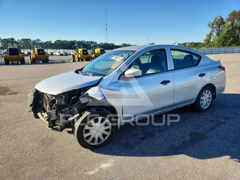 2017 Nissan VERSA фото
