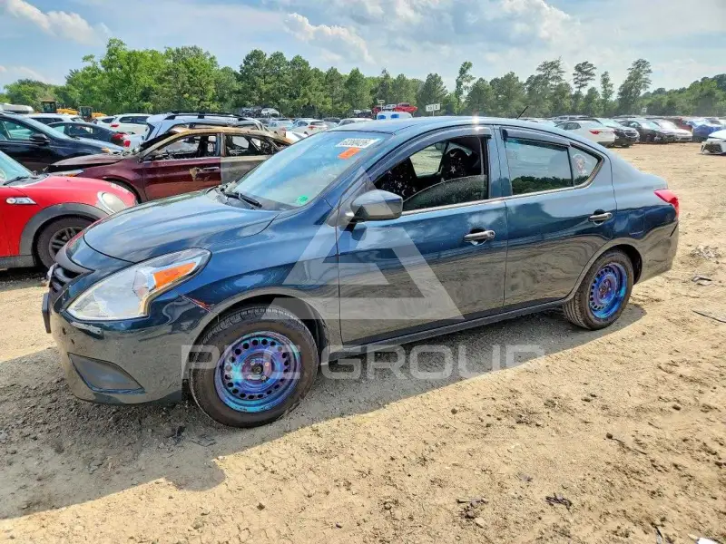 2017 Nissan VERSA photo