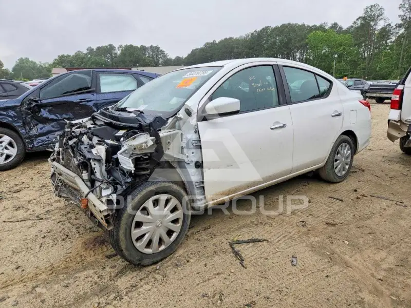 2017 Nissan VERSA фото