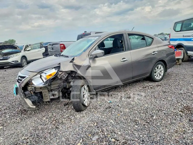 2017 Nissan VERSA photo