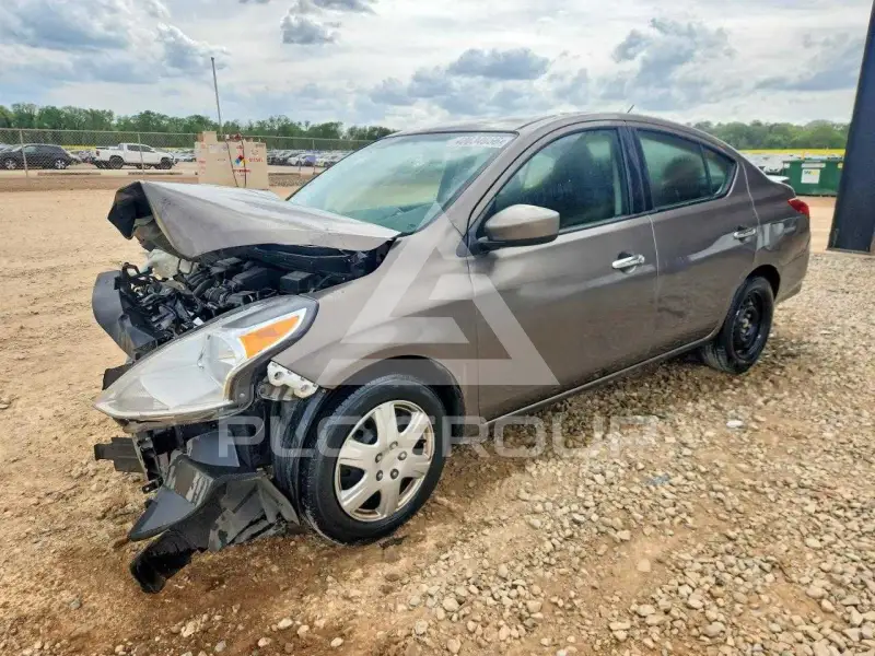 2017 Nissan VERSA фото