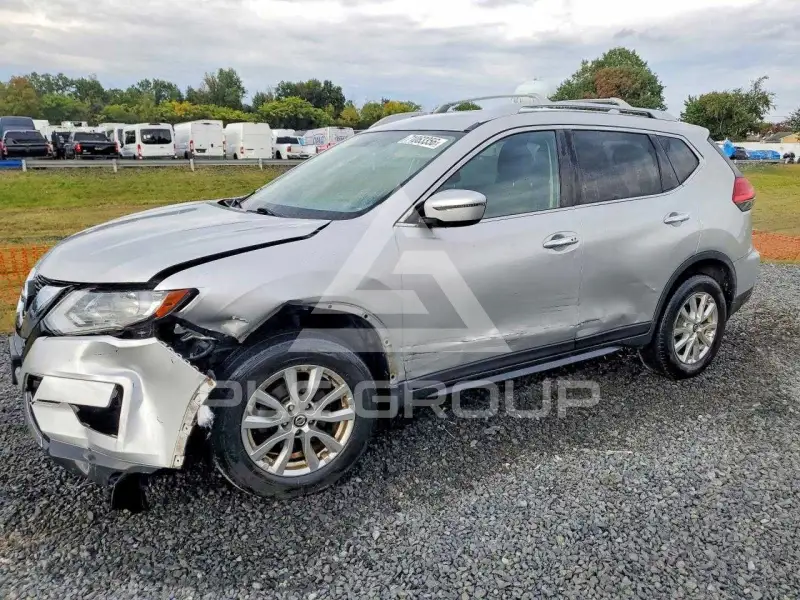 2017 Nissan ROGUE photo