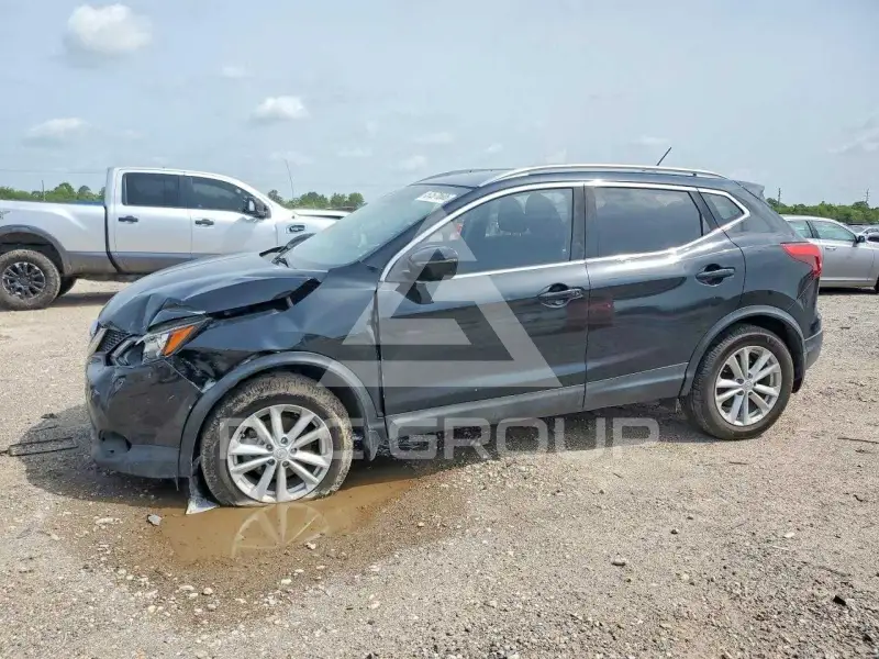 2017 Nissan ROGUE photo