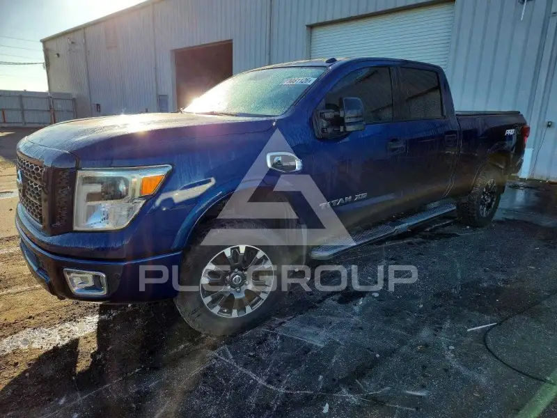 2017 Nissan TITAN фото