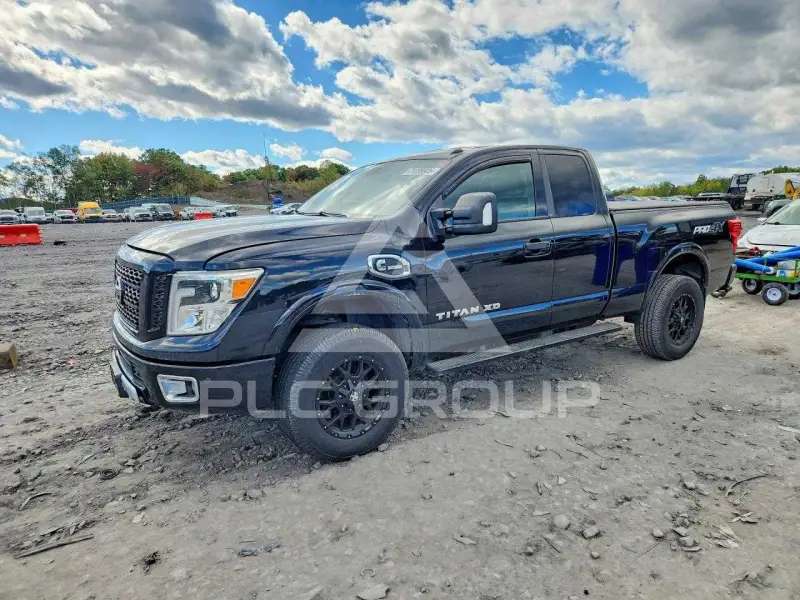 2017 Nissan TITAN фото
