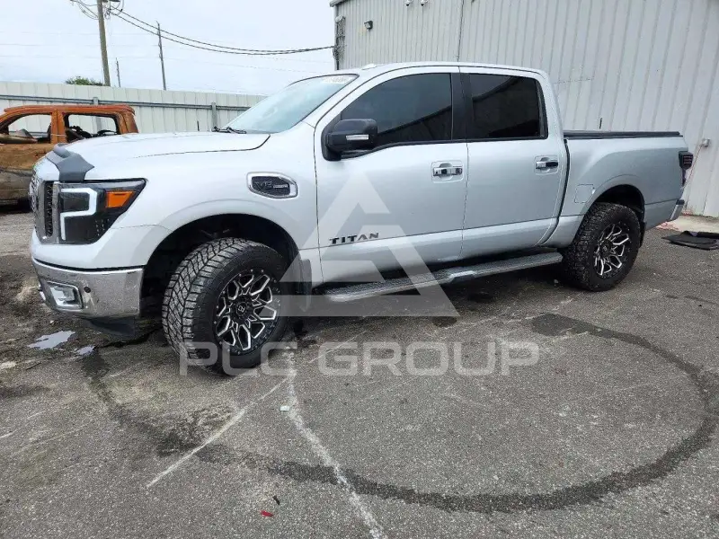2017 Nissan TITAN фото