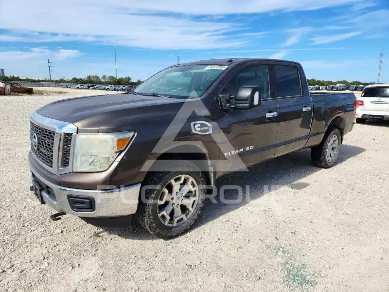 2017 Nissan TITAN фото