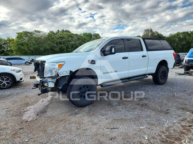 2017 Nissan TITAN фото