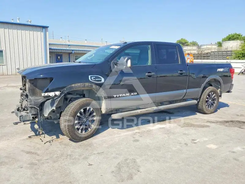 2017 Nissan TITAN фото