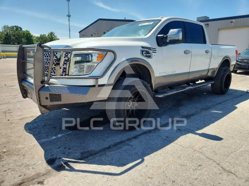 2017 Nissan TITAN photo