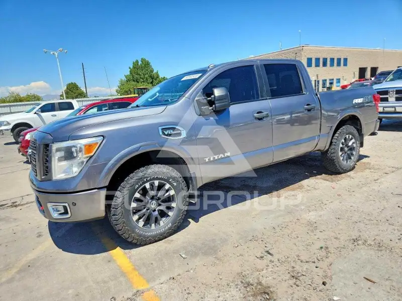2017 Nissan TITAN фото
