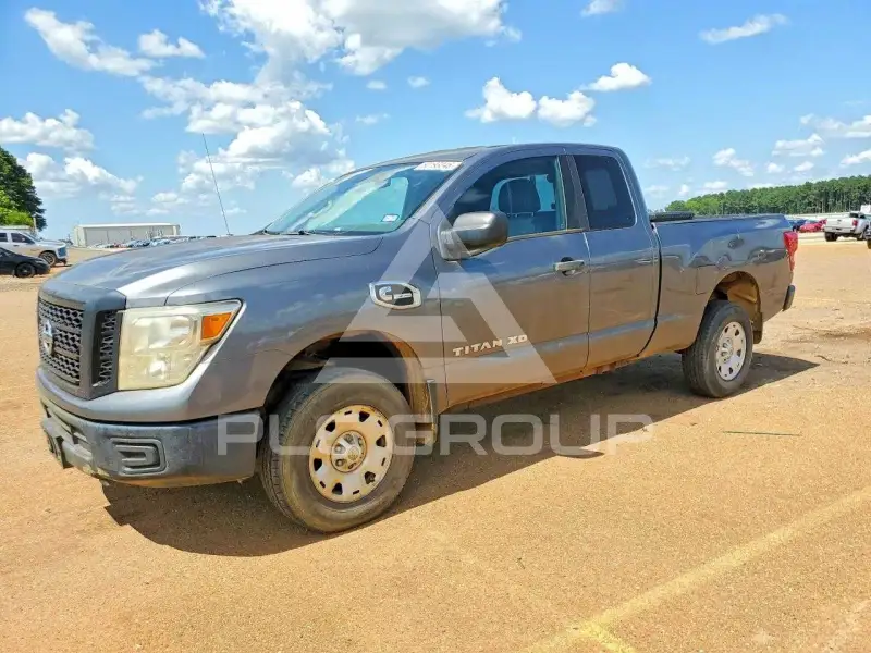 2017 Nissan TITAN фото